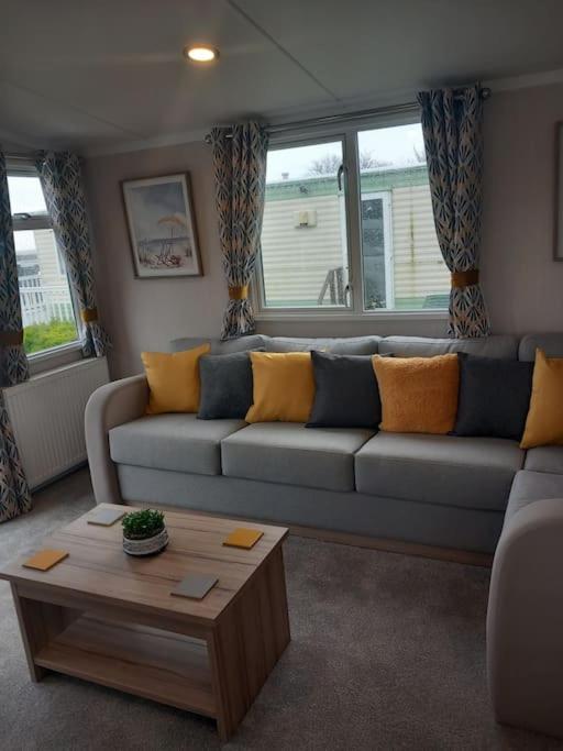 Nadia's Smart Tv & Wi-fi Holiday home *