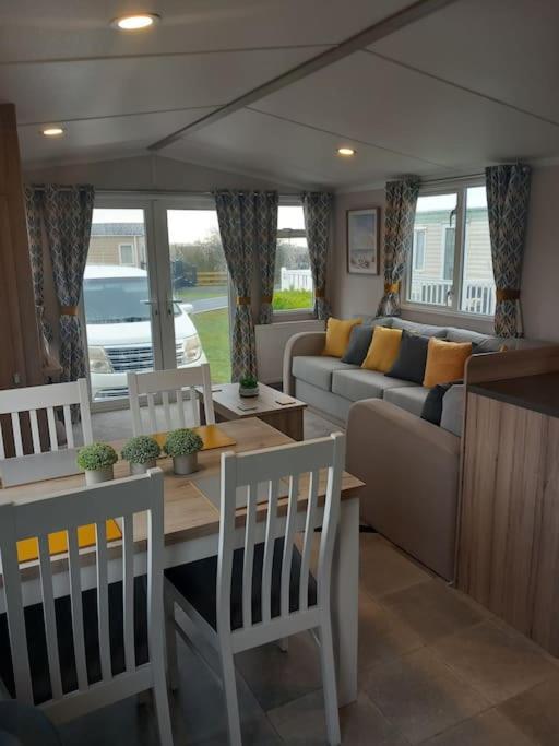 Nadia's Smart Tv & Wi-fi Holiday home