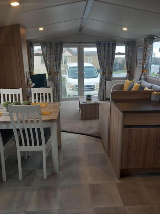 Nadia's Smart Tv & Wi-fi Holiday home Haverigg